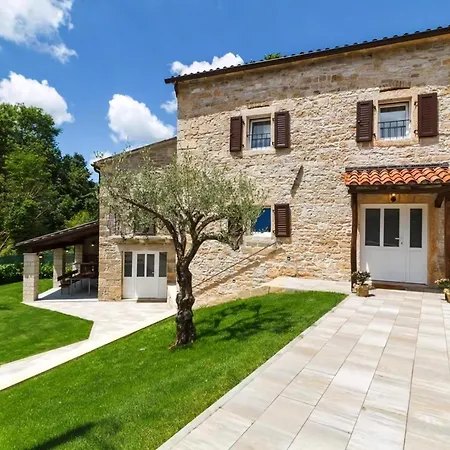 Feriehus Zoro Mit Schoenen Garten Und Privatem Pool Pazin