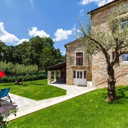 Feriehus Zoro Mit Schoenen Garten Und Privatem Pool *
