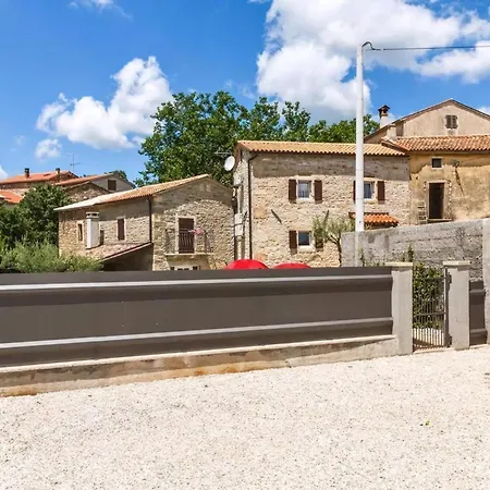 Zoro Mit Schoenen Garten Und Privatem Pool