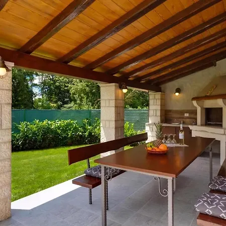 Feriehus Zoro Mit Schoenen Garten Und Privatem Pool *