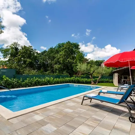 Zoro Mit Schoenen Garten Und Privatem Pool Feriehus
