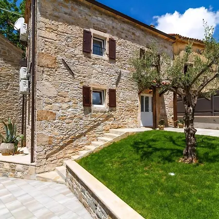 Zoro Mit Schoenen Garten Und Privatem Pool Feriehus Pazin