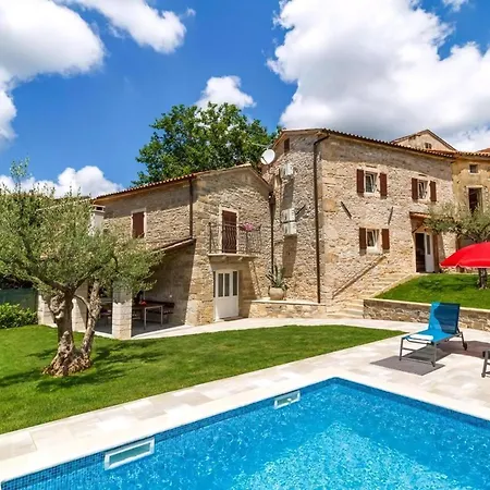 Zoro Mit Schoenen Garten Und Privatem Pool