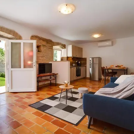 Zoro Mit Schoenen Garten Und Privatem Pool Feriehus